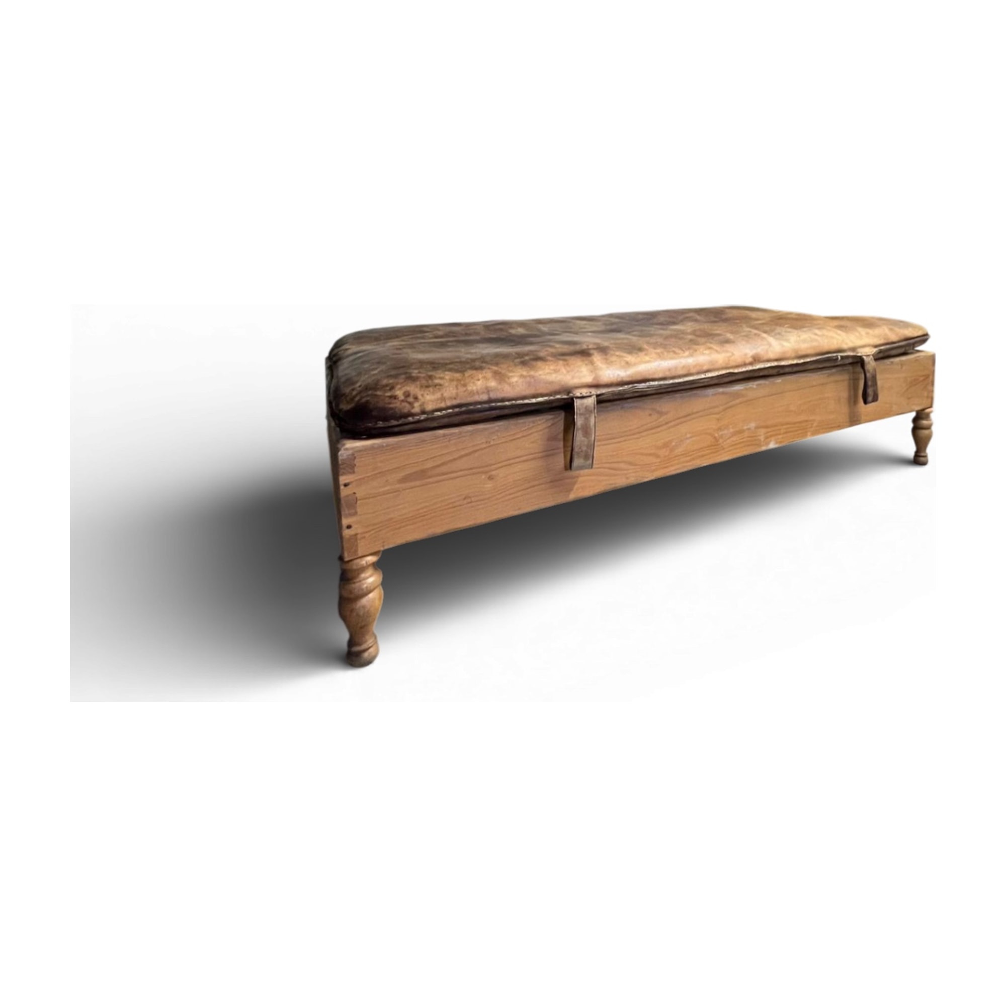 ottomana vintage in cuoio e legno tornito