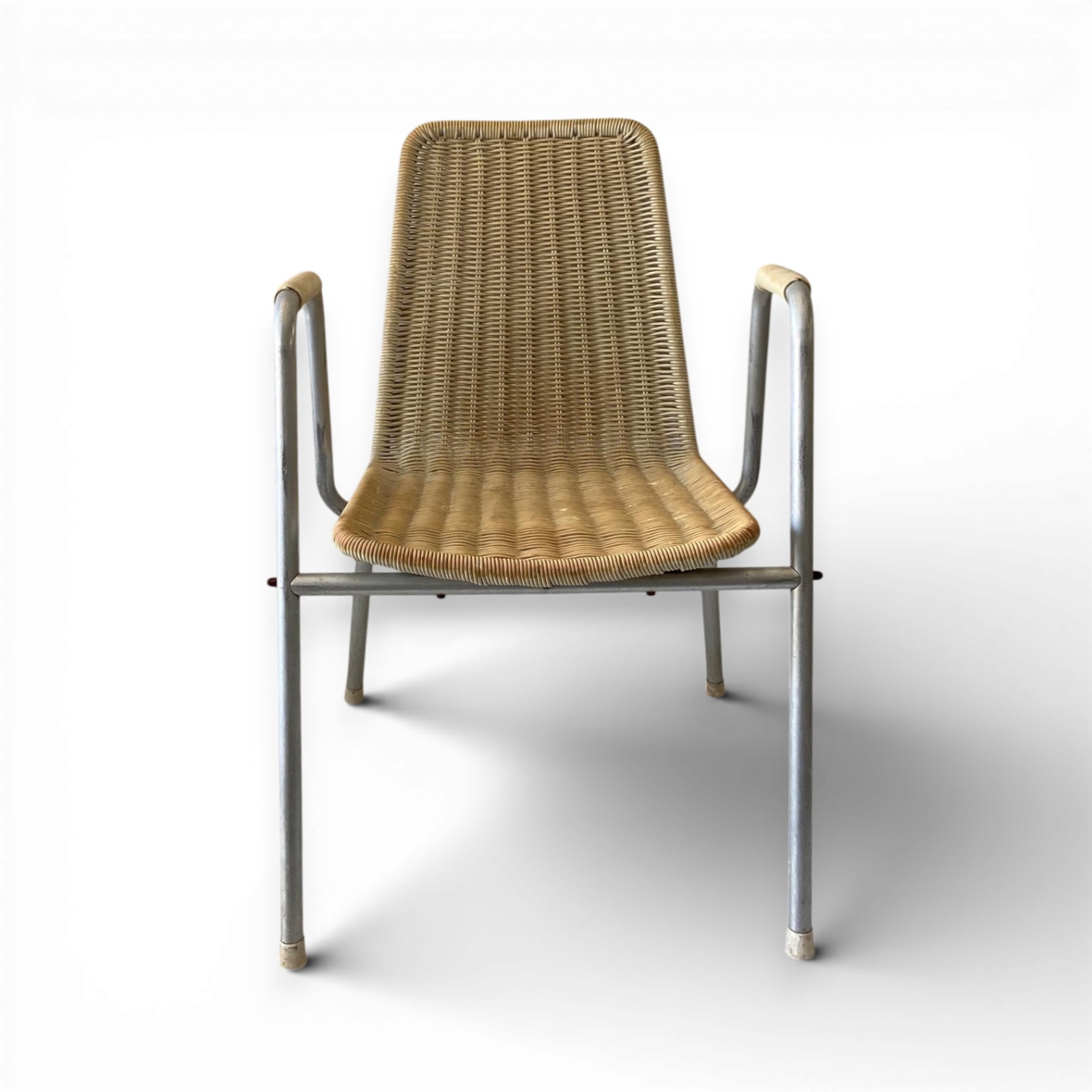 poltroncina in tubolare e vimini intrecciato