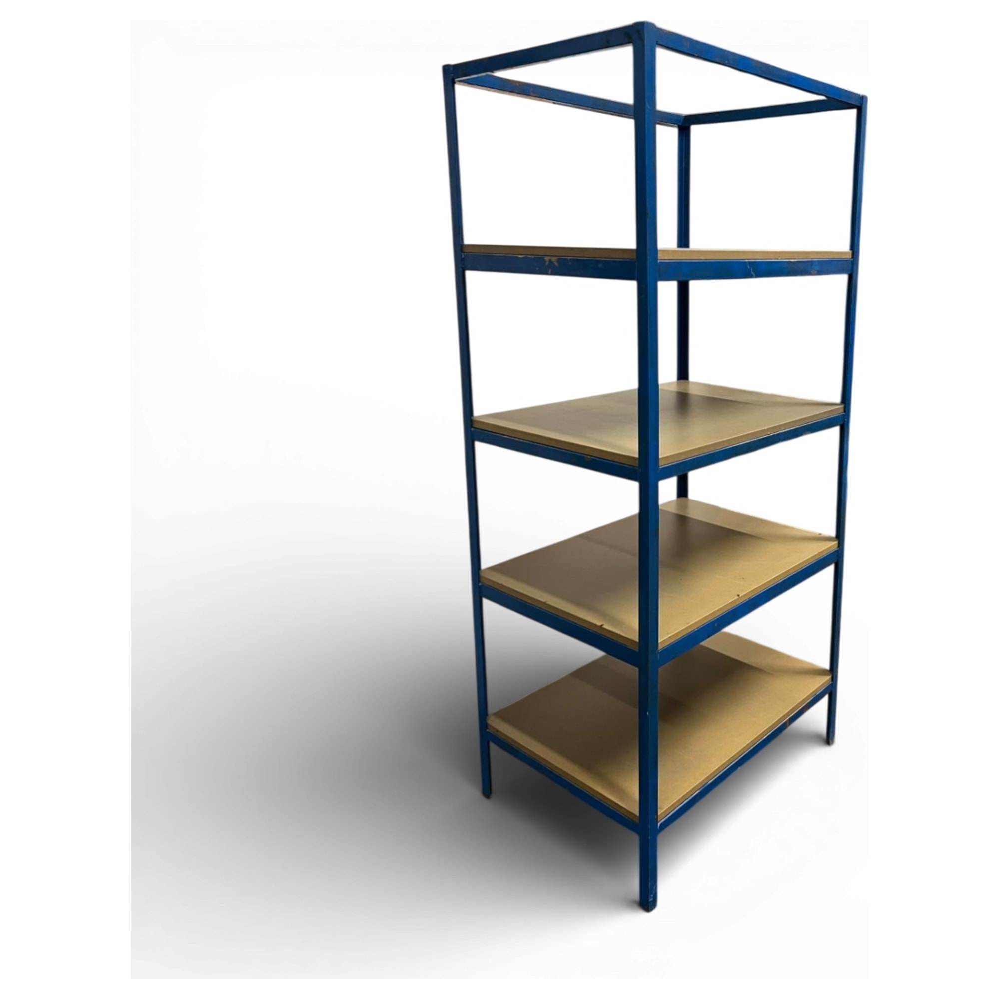 libreria industriale blu con ripiani in compensato