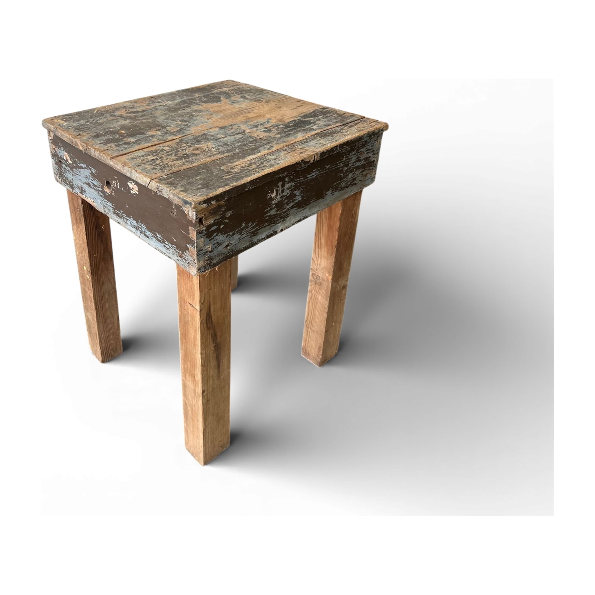 tavolino rustico patinato con tracce d'azzurro