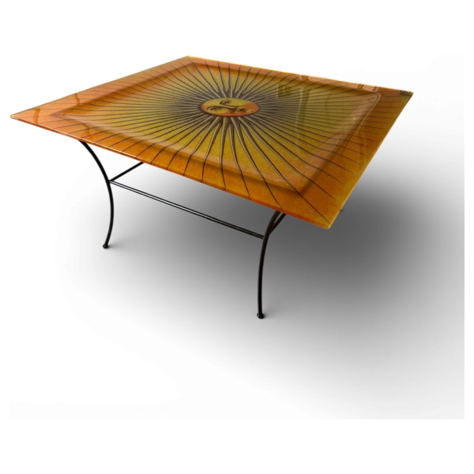 coffee table quadrato con sole antropomorfo