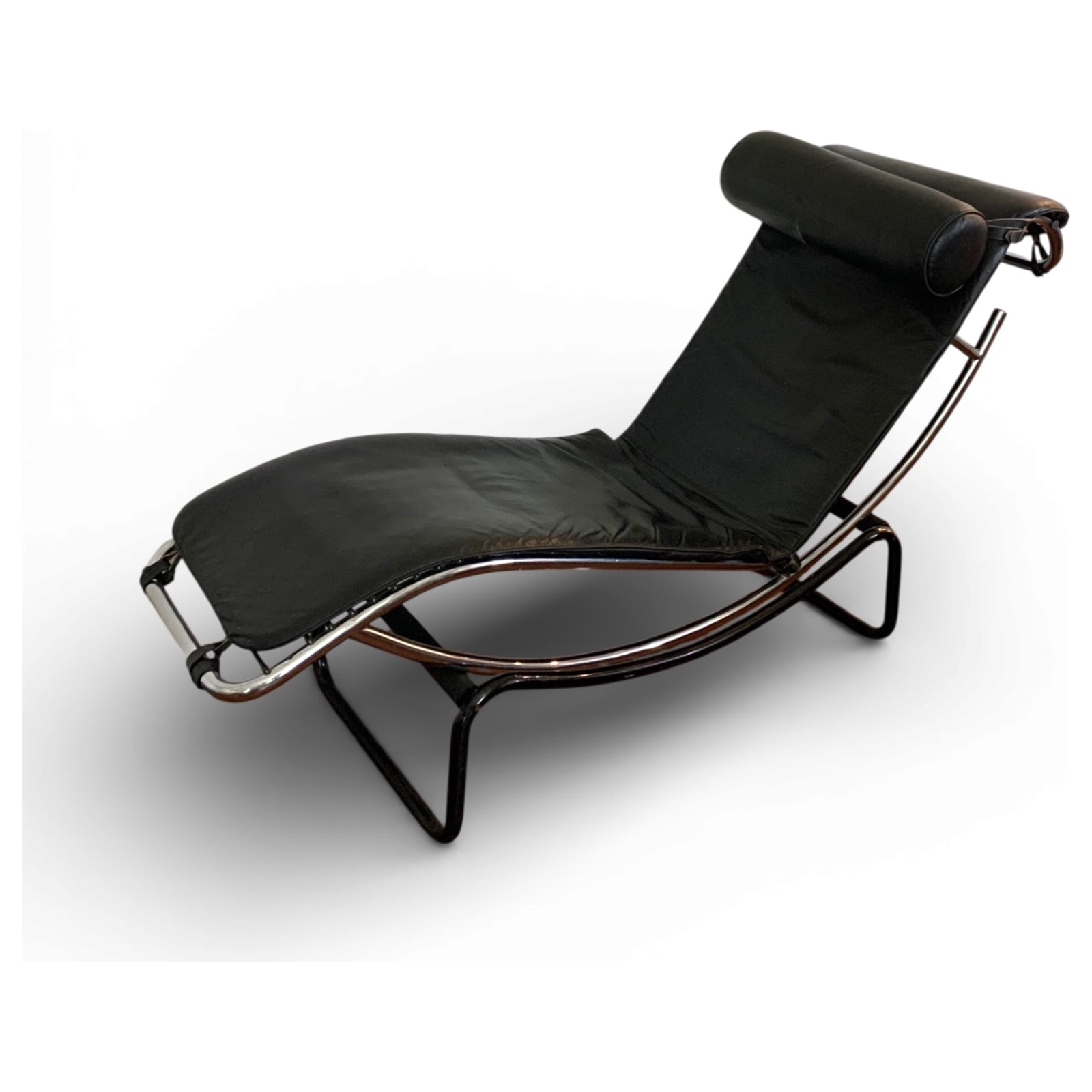 chaise longue a struttura tubolare nera