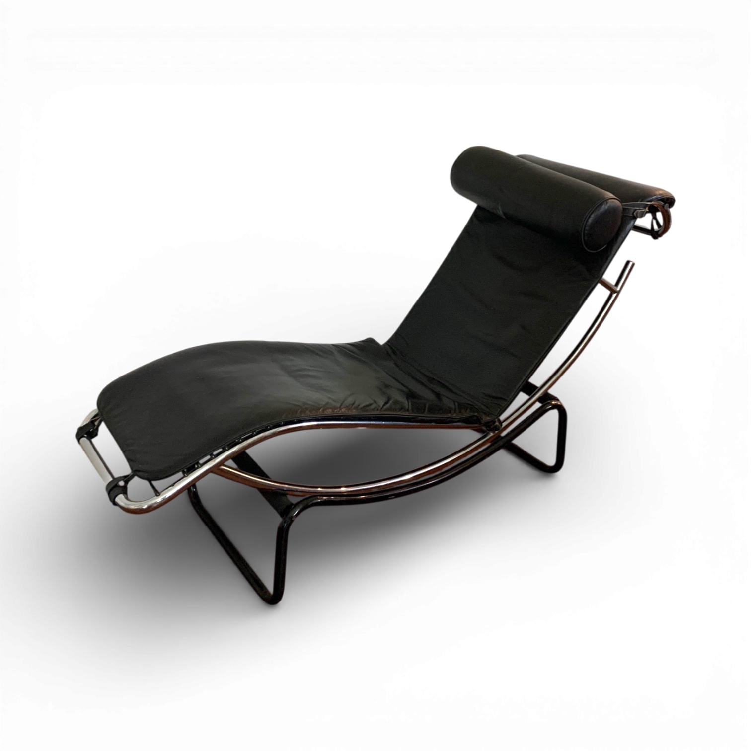 chaise longue a struttura tubolare nera