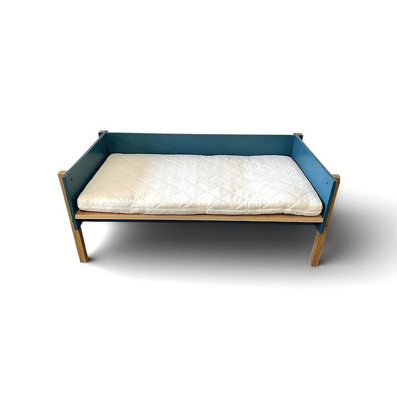 letto montessoriano basso in legno e blu petrolio