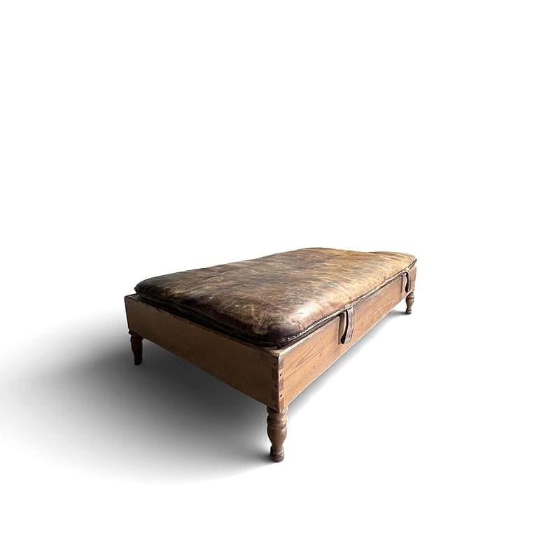 ottomana in cuoio e legno tornito