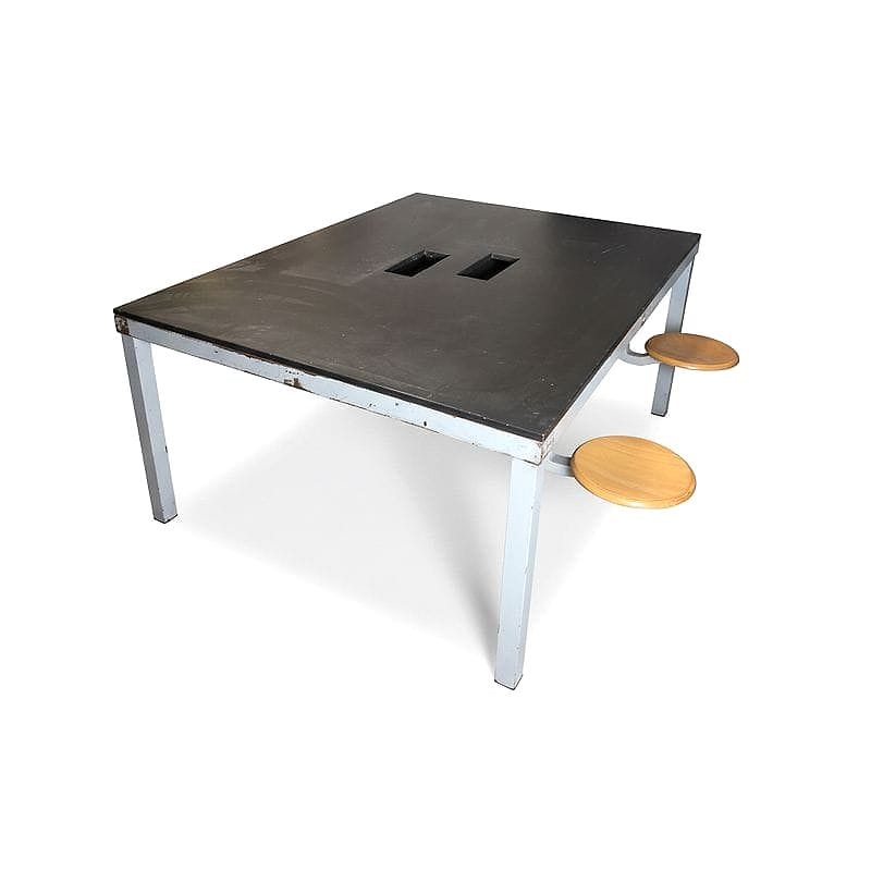 tavolo poste con sgabelli integrati